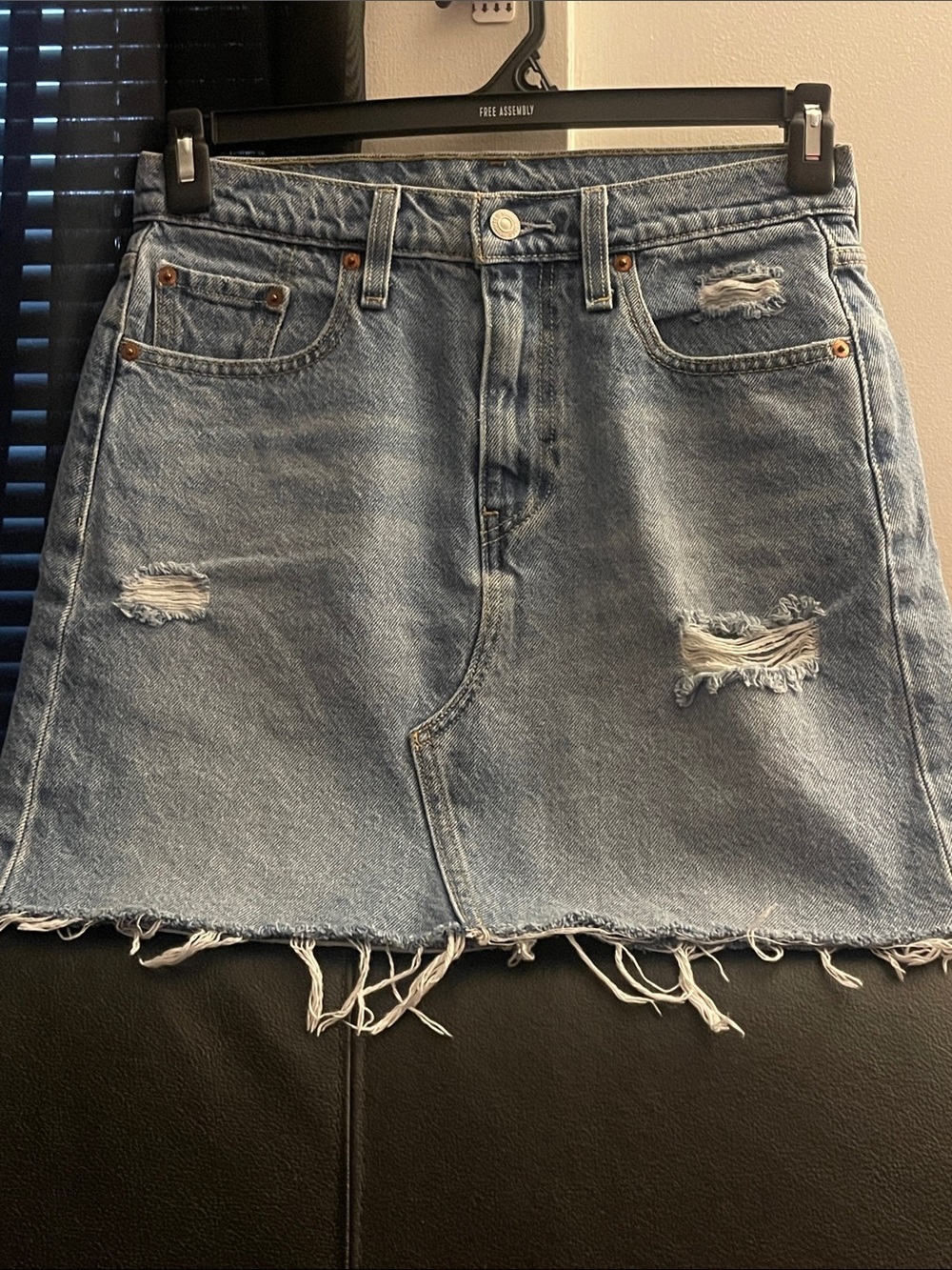 Levi’s Women’s Denim Distressed Skirt w/ Raw Hem Size 28 NWOT